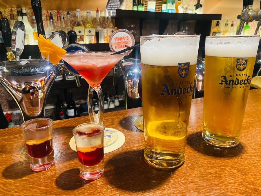 Множество сортов разливного пива, а также авторские коктейли уже ждут вас.
Заходите в гости!