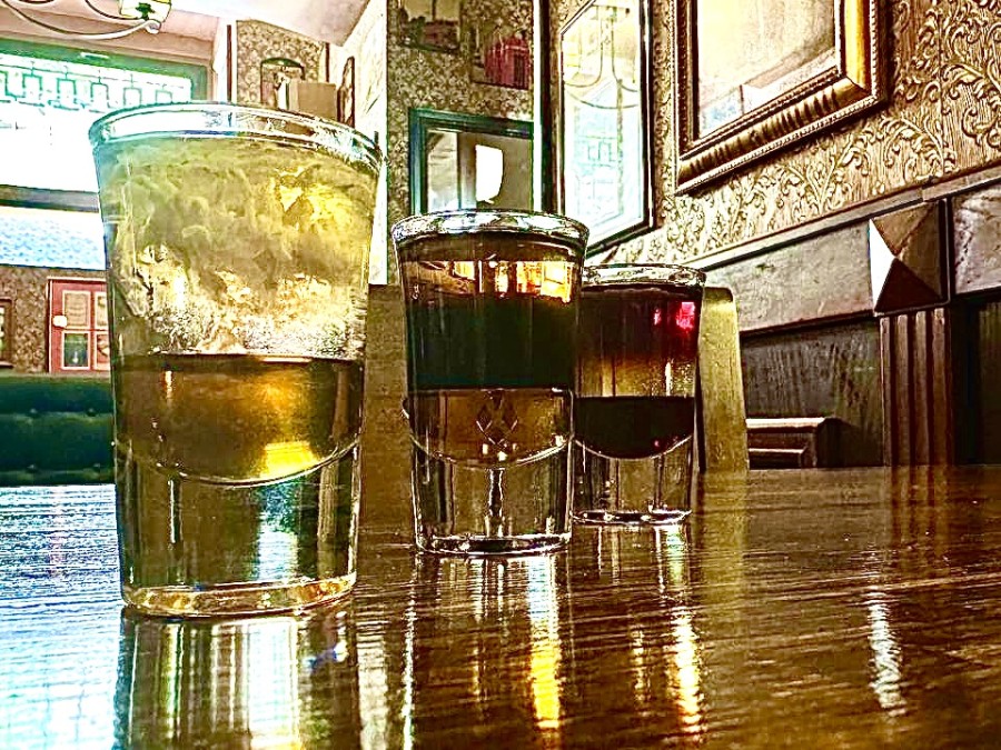 Множество сортов разливного пива, а также авторские коктейли уже ждут вас.
Заходите в гости!