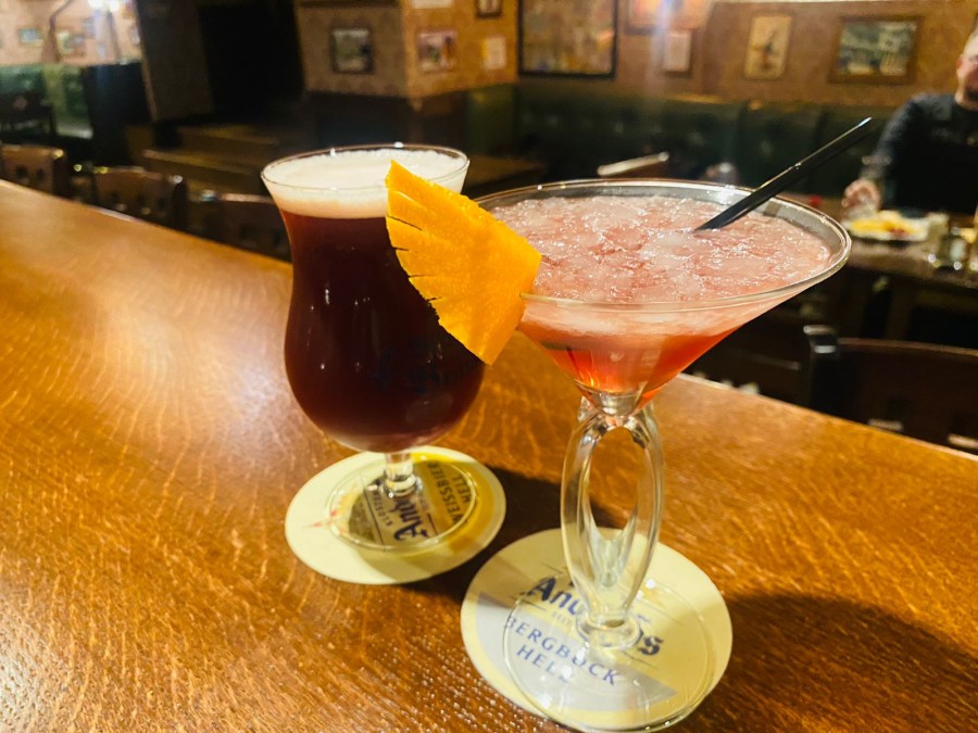 Множество сортов разливного пива, а также авторские коктейли уже ждут вас.
Заходите в гости!