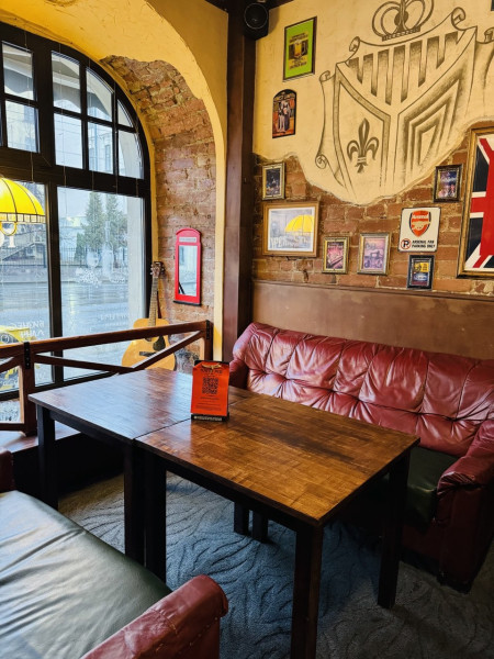 Классический английский паб находится в исторической части города. В пяти минутах пешком от петропавловской крепости.