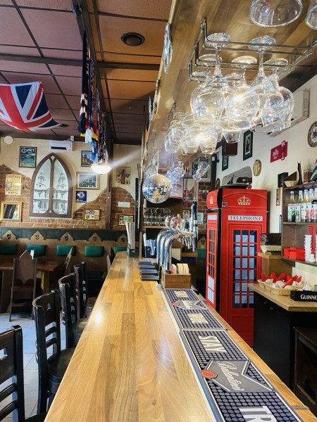 Классический английский паб находится в исторической части города. В пяти минутах пешком от петропавловской крепости.