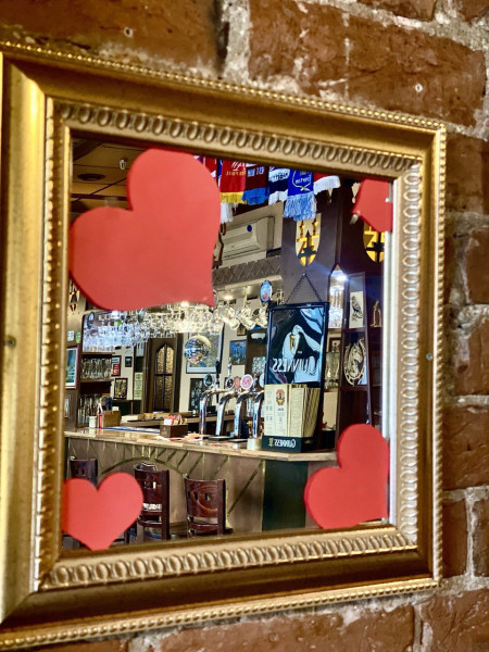 Классический английский паб находится в исторической части города. В пяти минутах пешком от петропавловской крепости.