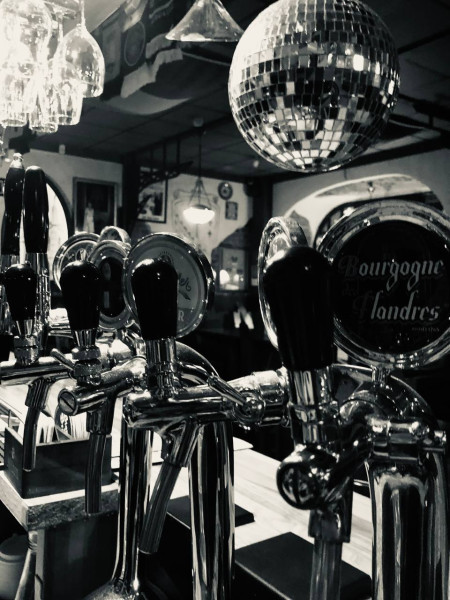 Классический английский паб находится в исторической части города. В пяти минутах пешком от петропавловской крепости.