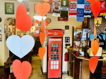 Классический английский паб находится в исторической части города. В пяти минутах пешком от петропавловской крепости.