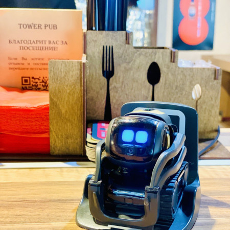 Классический английский паб находится в исторической части города. В пяти минутах пешком от петропавловской крепости.