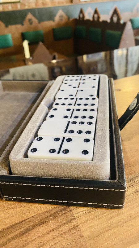 Классический английский паб находится в исторической части города. В пяти минутах пешком от петропавловской крепости.