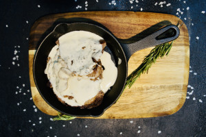 Фото Медальоны из говядины с грибным соусом