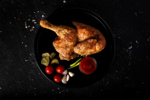 Фото Полтушки цыплёнка с маринованными овощами